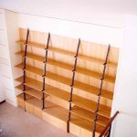 Libreria con struttura in ferro e mensole in legno